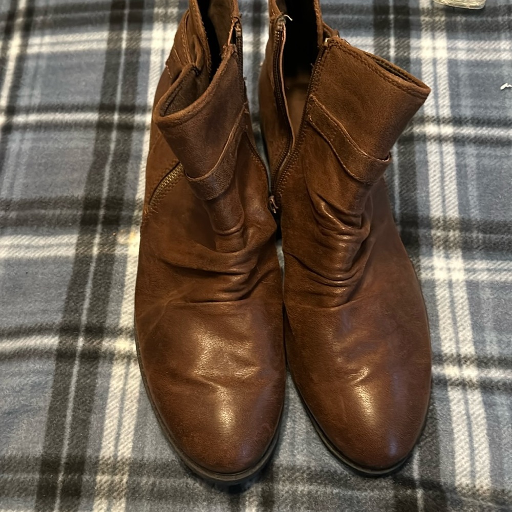 Bear trap short boots, size 11, like new